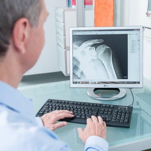 Der Orthopäde Dr. Gero Lenk diagnostisiert in seiner Praxis in Sonthofen anhand eines digitalen Röntgenbildes
